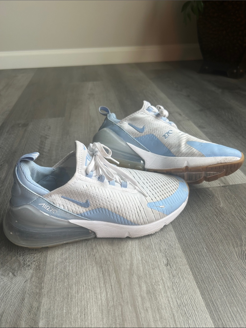 Nike Women’s Light Blue & White Air Max 270 Size 8.5